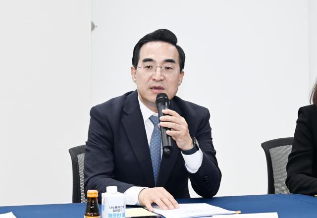 박홍근 기획예산처 장관이 18일 광주 서구 518 기념문화센터에서 열린 518 보훈 단체 간담회를 주재 모두발언을 하고 있다 사진기획예산처