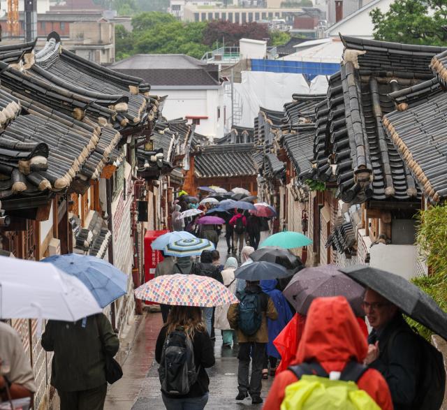 Rain drenches Seoul and cools off unseasonable heat wave