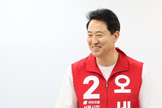 오세훈 국민의힘 서울시장 후보가 20일 아주경제와 인터뷰에서 서울시민 재산권과 삶의 기반을 흔드는 정부 정책은 분명하게 반대할 것이라며 시민들이 4년을 더 허락해준다면 서울의 퀀텀 점프를 위한 여정을 이어가겠다고 말했다 사진오 후보 캠프
