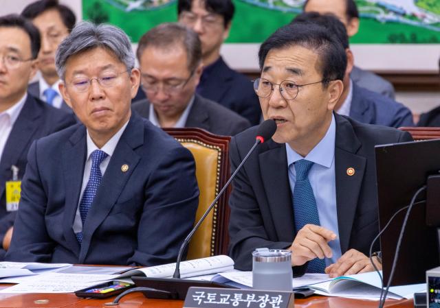 김윤덕 국토교통부 장관이 20일 국회에서 열린 국토교통위원회에서 열린 GTX-A 삼성역 공사 현장 철근 누락 관련 현안 질의에서 의원 질의에 답변하고 있다 사진연합뉴스