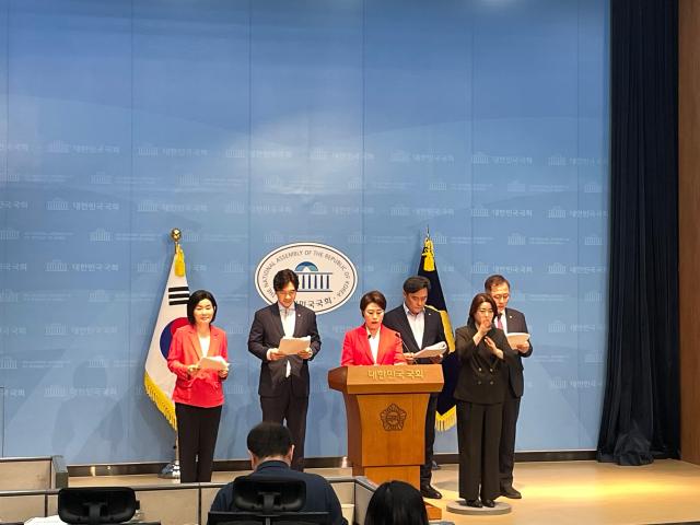 국민의힘 부산지역 국회의원들이 20일 서울 여의도 국회 소통관에서 전재수 더불어민주당 부산시장 후보의 보좌진 갑질 의혹에 대한 기자회견을 하고 있다사진이다희 기자