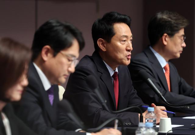 오세훈 국민의힘 서울시장 후보오른쪽 2번 20일 오전 서울 중구 한국프레스센터에서 열린 관훈토론회에서 발언하고 있다 사진연합뉴스