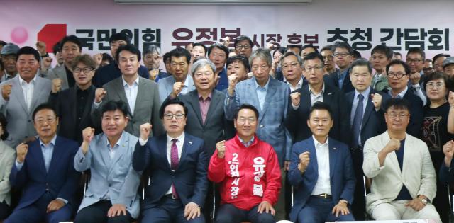 유정복 인천시장 후보가 20일 중소기업협의회 정책간담회에서 참석자들과 기념촬영을 하고 있다 사진인천시