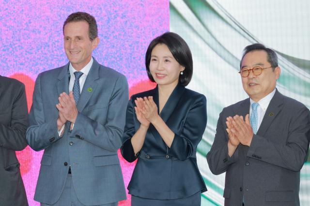 First Lady Kim Hye-kyung center wife of President Lee Jae-myung poses for a photo alongside Koo Ja-yeol left head of the Kiaf organizing committee and Simon Fox CEO of Frieze during the opening ceremony of Kiaf-Frieze Seoul 2025 held at COEX in Gangnam-gu Seoul on Wednesday morning September 3 2025 Aju Business Daily Yoo Dae-gil