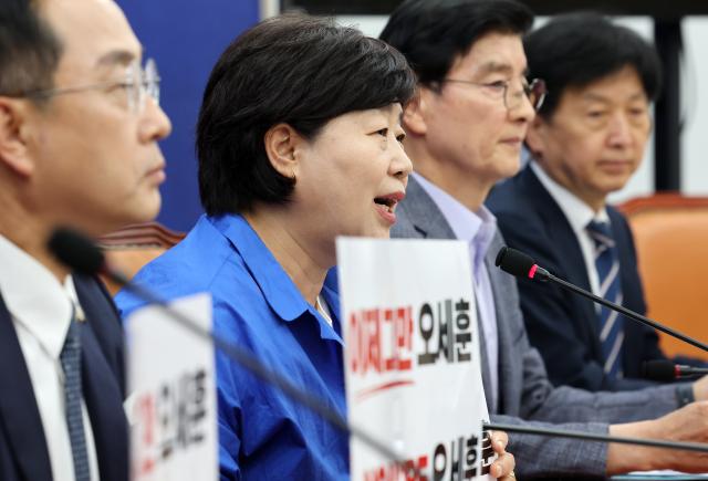 더불어민주당 정원오 서울시장 후보 캠프 상임선대위원장인 서영교 의원이 20일 국회에서 선대위 기자회견을 하고 있다사진연합뉴스