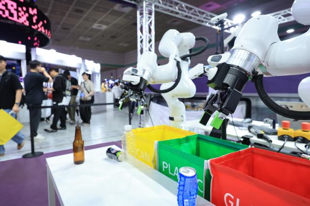 A gripper robot is displayed at AWS Summit Seoul held at COEX in Gangnam-gu Seoul May 20 2026 AJP Han Jun-gu