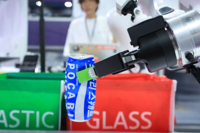 A gripper robot sorts waste at AWS Summit Seoul held at COEX in Gangnam-gu Seoul May 20 2026 AJP Han Jun-gu