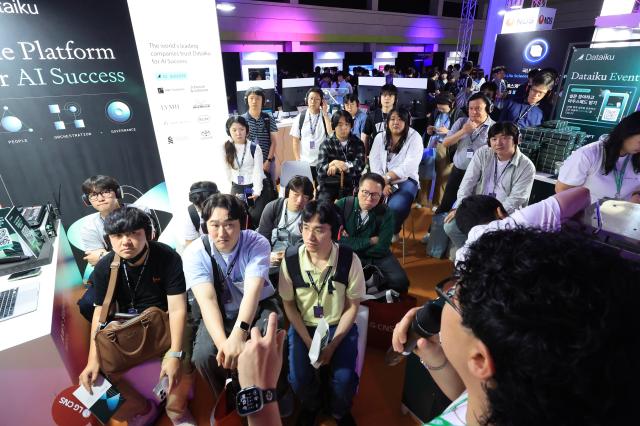 Visitors listen to an explanation about a quadruped robot at AWS Summit Seoul held at COEX in Gangnam-gu Seoul May 20 2026 AJP Han Jun-gu