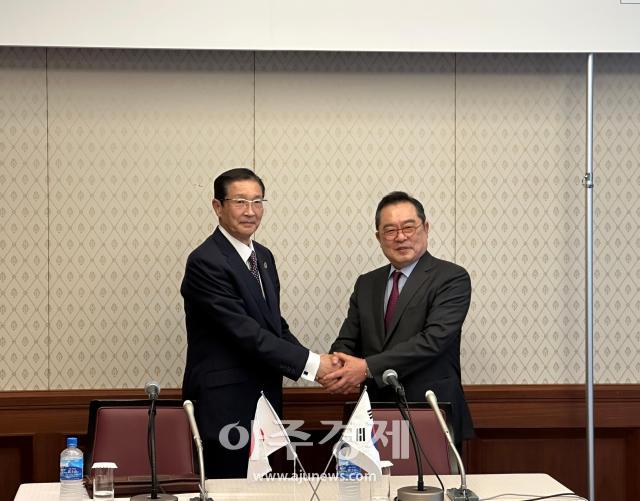 구자열 한일경제협회 회장과 고지 아키요시 일한경제협회 회장이 20일 오후 일본 도쿄 더오쿠라도쿄 호텔에서 제 58회 경제인회의 폐회식 이후 진행된 양국 단장 공동 기자회견에서 악수를 하고 있다 사진박진영 기자