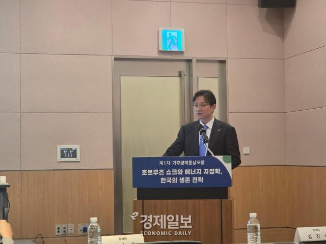 한양대학교 김진수 교수가 ‘중동 전쟁과 에너지 패권 경쟁 시대의 한국의 에너지 안보 전략’에 대해 발표하고 있다사진김태휘 기자