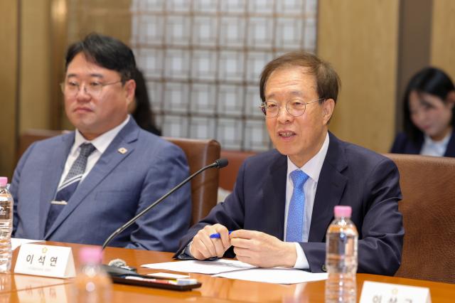 이석연 국민통합위원장이 지난 4월 20일 서울 여의도 국회 접견실에서 열린 국회미래연구원-국민통합위원회 공동협력협약식에서 발언하고 있다 사진국민통합위원회
   