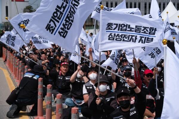 지난달 23일 평택사업장 앞에서 삼성전자 직원 약 4만 명이 모여 결의대회를 열었다 사진삼성전자 노조 공동투쟁본부
