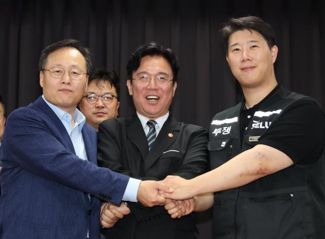 [포토] 손 맞잡은 노사정