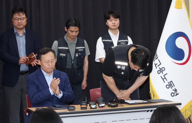 [포토] 고개 숙여 인사하는 최승호 위원장