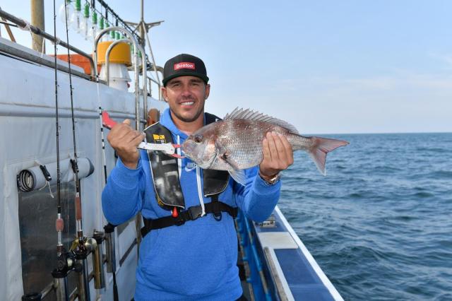 In 2018, Brooks Koepka enjoyed fishing off the coast of Jeju and caught a 51cm fish photo CJ