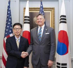 [속보] 외교부 호르무즈 HMM 선박 화재 원인은 미상 비행체 타격