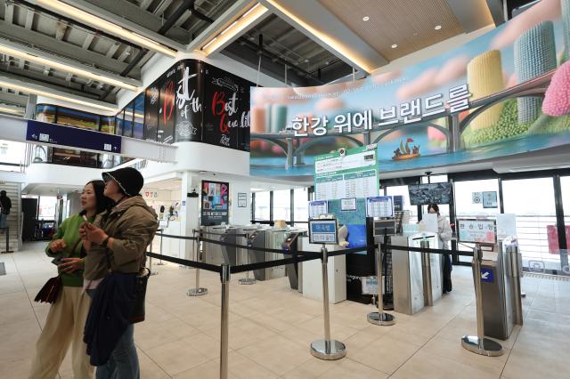 시민들이 서울 여의도 한강버스 선착장 대합실에서 한강버스 탑승을 기다리고 있다 2026년 5월 19일 AJP 한준구
