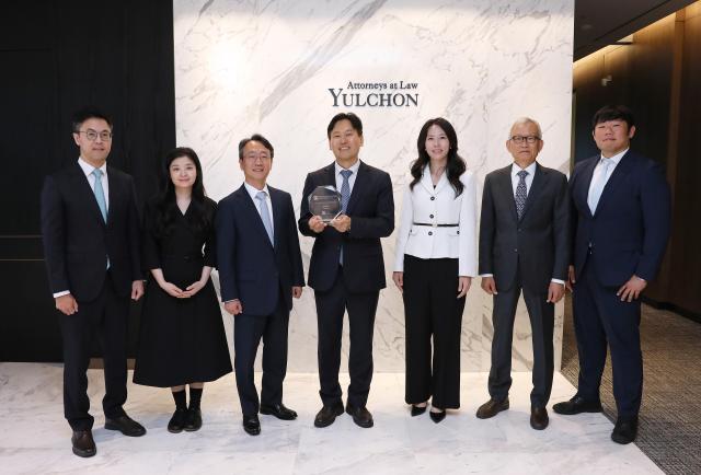 
인프라부문 수상 프로젝트에 참여한 왼쪽부터 우재형 변호사 정다연 외국변호사 이경준·손금주·강현규 변호사 정영익 고문 김진섭 변호사 사진연합뉴스

