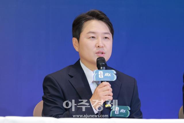 [포토] 인사말 하는 ​​​​​​​정용검 캐스터