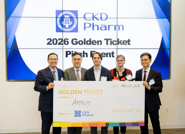 오른쪽부터 김재순 종근당 부사장과 데브라 피티 박사 루시아노 산톨라니 Arpelos Biosciences CTO 김선홍 종근당 연구기획실장 김호원 CKD USA 법인장이 지난 20일현지시간 미국 보스턴에서 열린 ‘2026 CKD Pharm Golden Ticket’ 행사에서 기념촬영을 하고 있다사진종근당