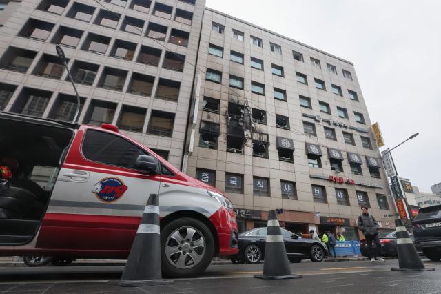 지난 3월 15일 오전 서울 중구 소공동의 한 캡슐호텔에서 전날 화재사고가소공동 캡슐호텔 화재 현장 사진연합뉴스