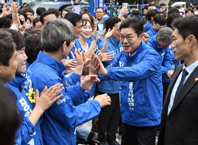 Jung Won-oh, the Democratic Party candidate for Seoul Mayor, greets supporters at his campaign launch in Wangsimni, Seongdong-gu, on May 21.