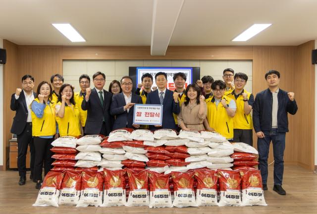 IPARK현대산업개발이 서울 용산구 다문화종합복지센터에서 지역사회 취약계층 지원을 위한 쌀 기부 전달식과 배달 봉사활동을 진행했다 사진IPARK현대산업개발
