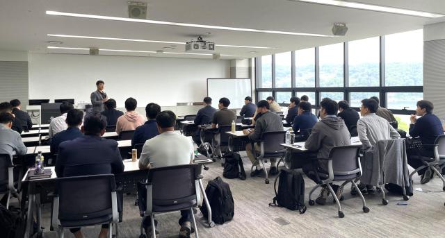 동부건설 경력사원들이 입문교육을 받고 있다 사진동부건설