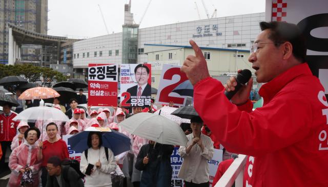 유정복 인천시장 후보가 21일 송도역에서 열린 출정식에서 지지자들에게 지지를 호소하며 연설하고 있다 사진유정복 후보