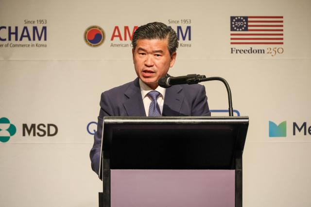 21일 서울 용산구 Grand Hyatt Seoul에서 열린 AMCHAM Korea주최 특별 오찬 간담회에서 제임스 김 암참회장이 인삿말을 하고 있다 사진유나현 기자 shootingajupresscom