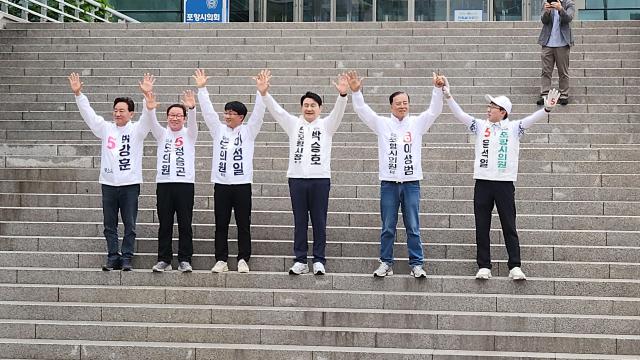 포항 무소속연대와 정치개혁시민연대가 21일 오전 11시 포항시청 광장에서 공동 출범식을 열었다 사진박승호 후보 선거사무소