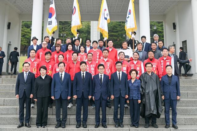 이철우 후보는 21일 오전 국립영천호국원 참배를 시작으로 본격적인 선거운동 일정에 돌입했다 사진이철우 후보 선거사무소