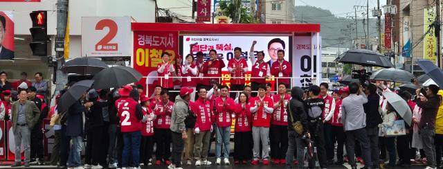 이철우 경북도지사 후보가 포항 죽도시장에서 박용선 포항시장 후보를 비롯한 포항 지역 국민의힘 후보들과 합동 출정식을 열고 있다 사진박용선 후보 선거사무소
