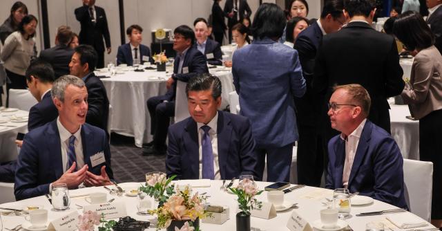 James Kim chairman of AMCHAM C speaks with Mick Mulvaney former acting White House chief of staff R before an AMCHAM special luncheon at the Grand Hyatt Seoul in Seoul’s Yongsan-gu on May 21 2026 About 120 AMCHAM board members and representatives of US companies in Korea attended the event AJP Yoo Na-hyun