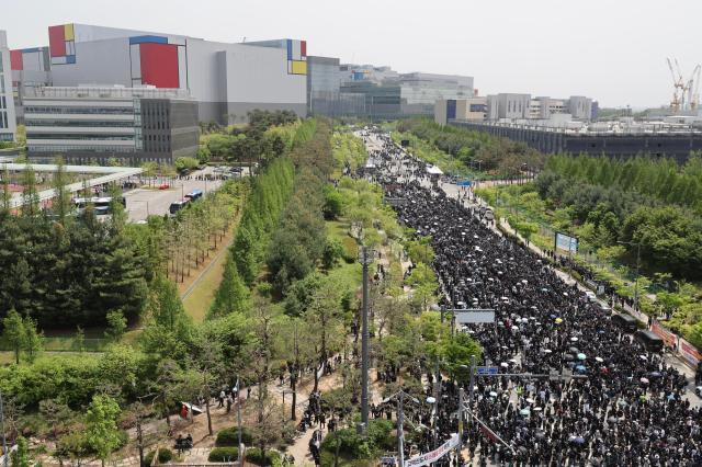 Union members of Samsung Electronics gather at the Pyeongtaek campus to attend a rally on April 23 2026 AJP Han Jun-gu
