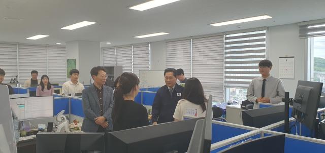 김용석 국토교통부 대도시권광역교통위원회 위원장가운데 21일 오후 모두의카드 시스템 운영업체소울인포테크를 방문했다 사진국토교통부