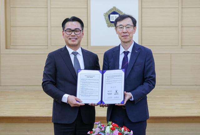 정정훈 캠코 사장오른쪽이 심현욱 대구회생법원장과 대구회생법원 신별관 대강당에서 업무협약을 체결하고 기념촬영을 하고 있다 사진캠코 