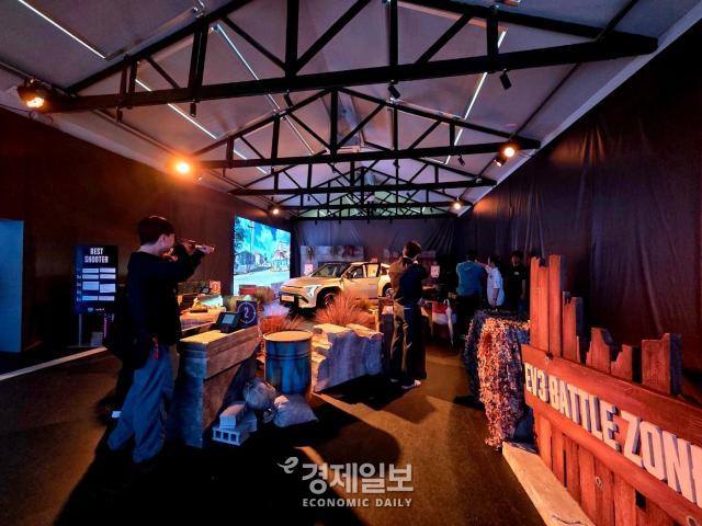 기아 언플러그드 그라운드 현장 레이저 배틀존에서 참가자들이 레이저 전투를 펼치고 있다 사진