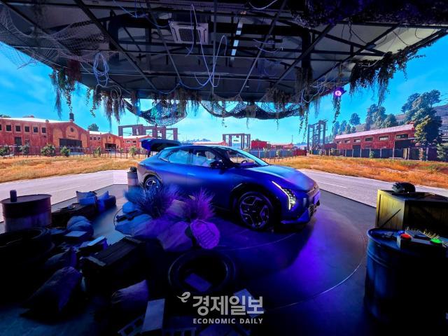 기아 언플러그드 그라운드 현장에 크래프톤 배틀그라운드 컨샙으로 장식된 EV4의 모습 사진류청빛 기자