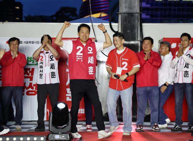 Oh Se-hoon raises his hands as he takes the stage at the launch event in Cheonggye Plaza on May 21.