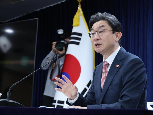 이억원 금융위원장이 21일 서울 종로구 정부서울청사에서 열린 기자간담회에서 포용금융 등 설명하고 있다 사진연합뉴스