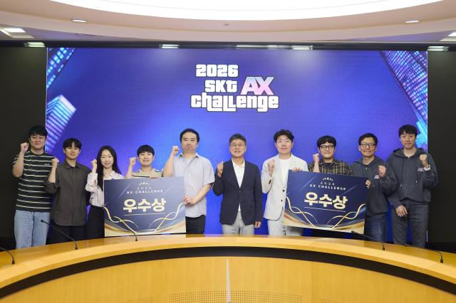 정재헌 SKT CEO가운데와 우수 4팀이 기념 사진을 찍고 있다 사진SKT