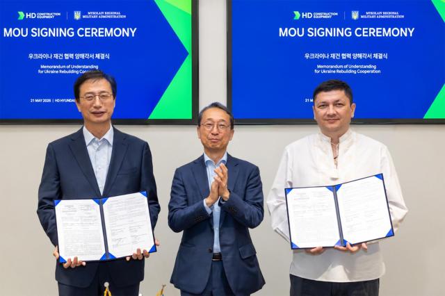 HD건설기계가 판교 HD현대 글로벌RD센터GRC에서 우크라이나 미콜라이우 주정부와 ‘우크라이나 재건 사업 협력을 위한 업무협약’을 체결했다 사진 오른쪽부터 비탈리 킴Vitaliy Kim 미콜라이우 주지사 HD현대 조영철 부회장 HD건설기계 문재영 사장 사진HD건설기계