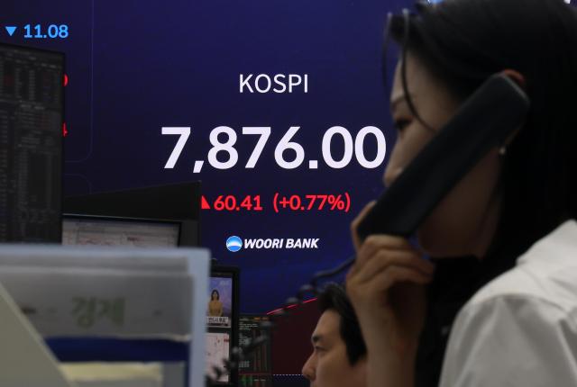 KOSDAQ triggers buy-side sidecar, Samsung Elec briefly tests 300,000 