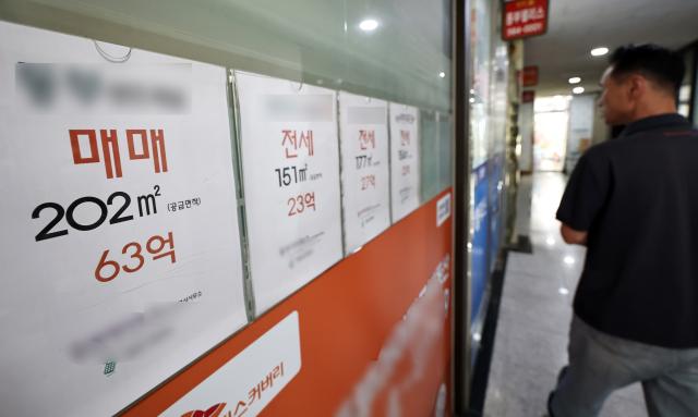  서울 강남구 부동산 중개업소에 붙은 매매·전세·월세 매물 안내문 사진연합뉴스