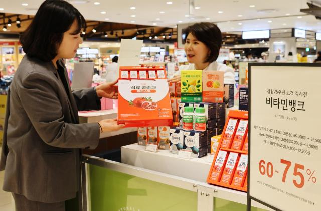 롯데백화점에서 한 고객이 환절기 면역력 강화에 도움을 주는 비타민과 건강식품을 살펴보고 있다 사진롯데쇼핑