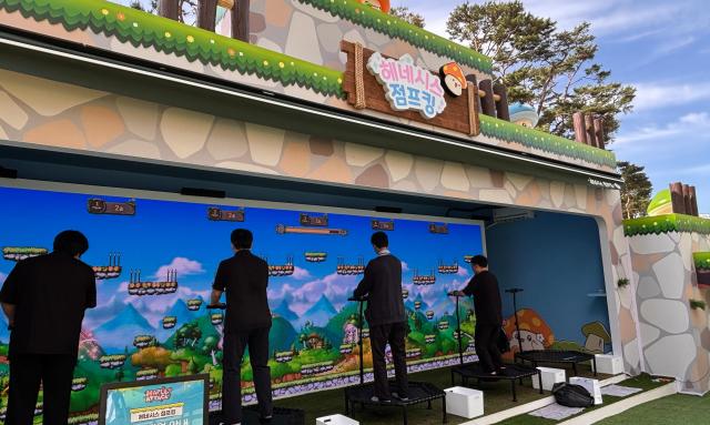22일 서울 잠실 롯데월드몰 일대에서 메이플스토리 전시 이벤트 메이플 어택 위드 롯데 현장 잔디광장에 마련된 체험형 게임 헤네시스 점프킹 사진안신혜 기자