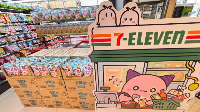 22일 서울 잠실 롯데월드몰 일대에서 메이플스토리 전시 이벤트 메이플 어택 위드 롯데 현장 롯데월드몰 내부 세븐일레븐에서 롯데웰푸드와 협업해 출시한 메이플스토리 제과 제품이 판매되고 있다 사진안신혜 기자