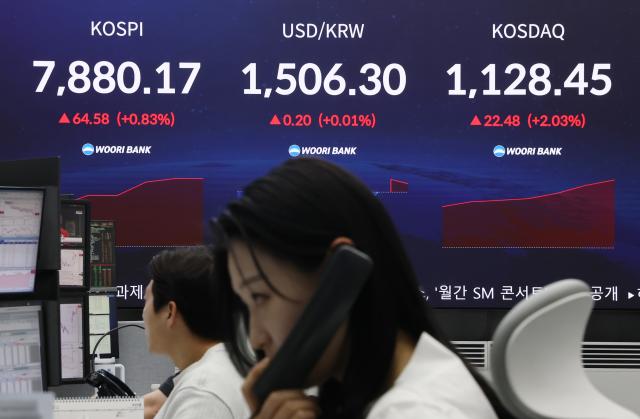 코스피가 7800선에서 등락하며 출발한 22일 서울 중구 우리은행 본점 딜링룸에서 직원들이 업무를 보고 있다 사진연합뉴스