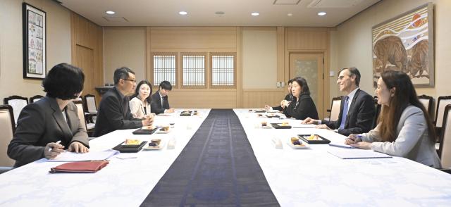 허장 재정경제부 차관이 5월 22일 서울 종로구 정부서울청사에서 유럽부흥은행EBRD 수석 부총재인 그렉 거옛Greg Guyett과 면담을 하고 있다 사진재정경제부